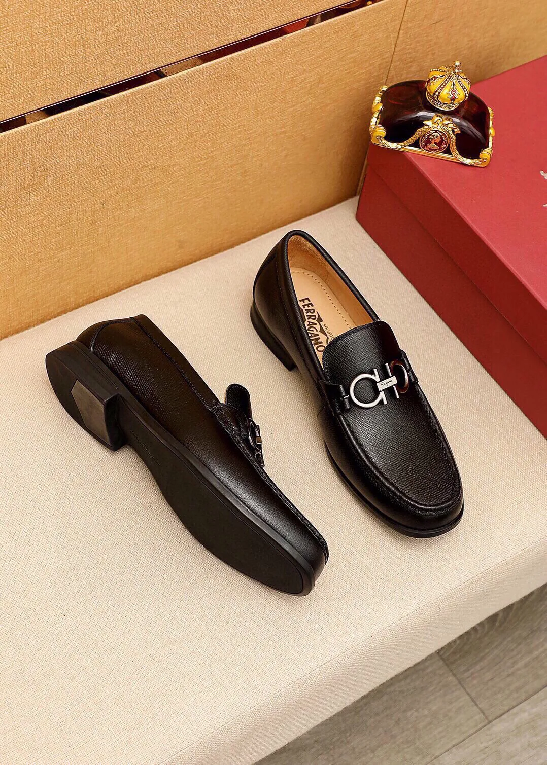 Men's shoes 💰480 💐 Product trademark: Ferragamo "Ferragamo" casual leather shoes Regular size: 38-44 (45🉑️customized) Product materials: Selected imported first-layer cross-grain cowhide leather upper + luxury hardware buckle, imported water-dyed cowhide leather lining. Strong three-dimensional visual effect, original outsole color: 4⃣️seed leather materials available